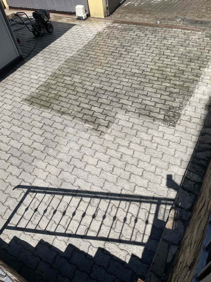 Megtisztított térkő egy balatonföldvári ház udvarán
