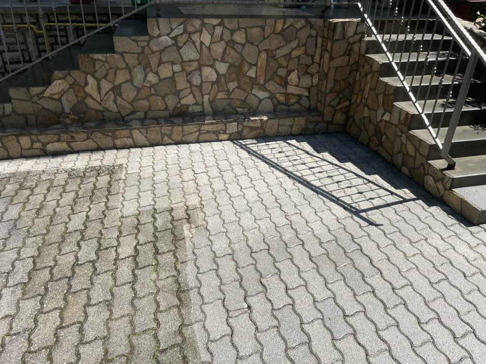 Térkőmosás Balatonföldváron, kapubejáró munka közben