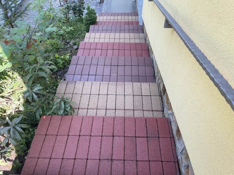 Megtisztított kapubejáró egy földvári háznál