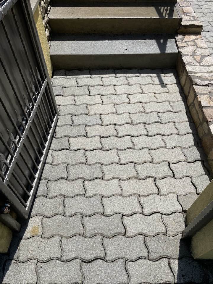 Forgókefés felülettisztító balatonföldvári térkövön